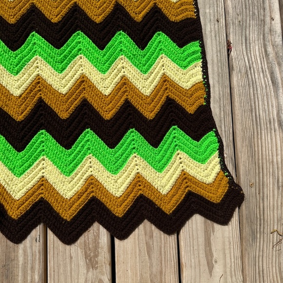 VINTAGE 1970s Zigzag Crochet Afghan Blanket - Picture 5 of 6